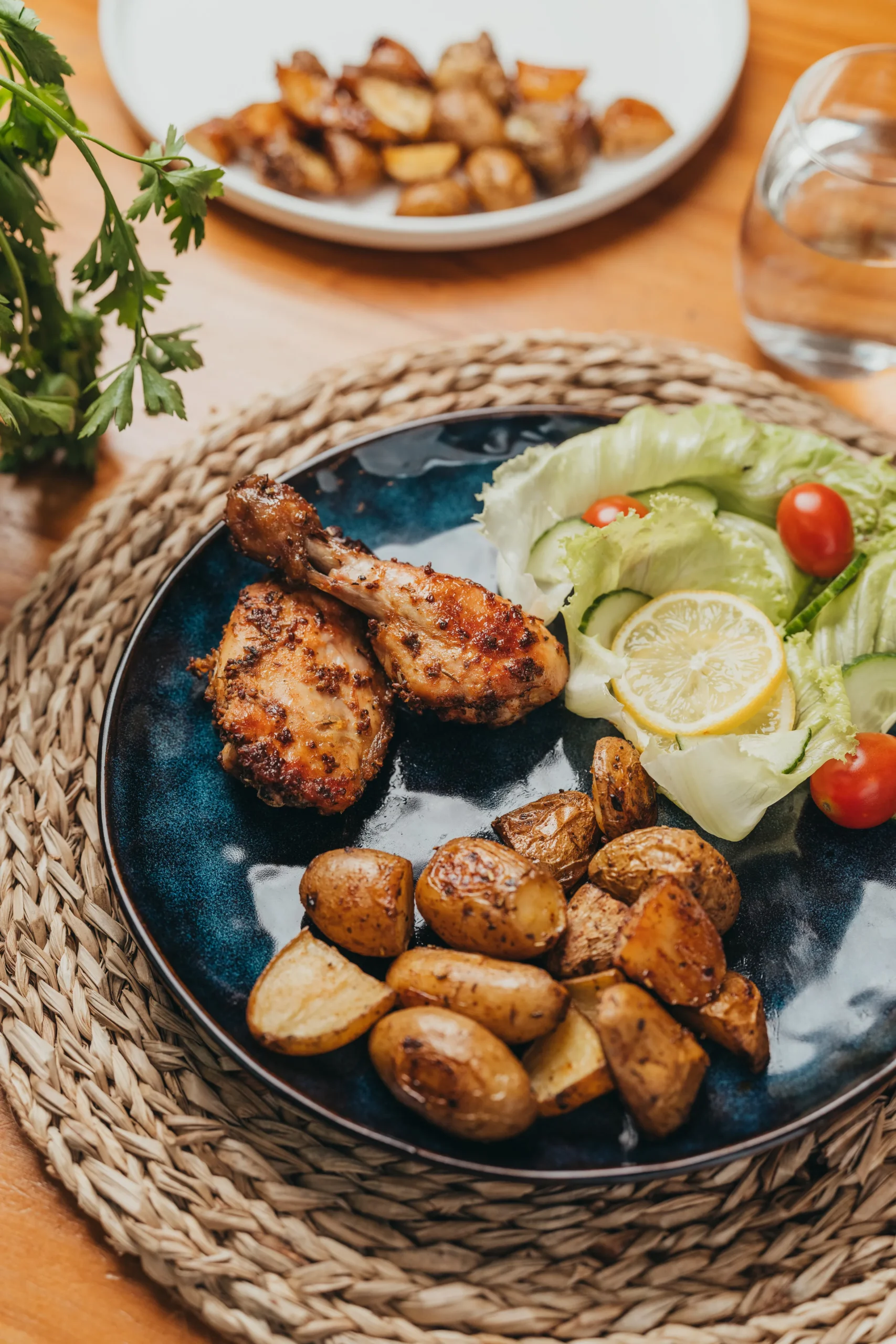 Poulet rôti et pommes de terre dorées